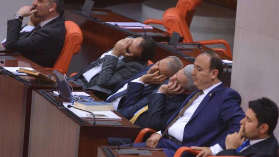 Meclis ışıklar açıkken de uyuyor… Bize zincirsiz Kurucu Meclis gerek!