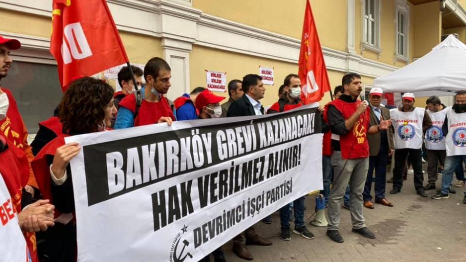 Devrimci İşçi Partisi ve Bakırköy grevci işçileri hep bir ağızdan haykırdı:  “Hak verilmez alınır!” Devrimci İşçi Partisi ve Bakırköy grevci işçileri hep bir ağızdan haykırdı:  “Hak verilmez alınır!”