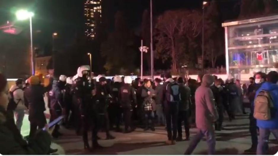 Cevahir AVM önü polis saldırısı