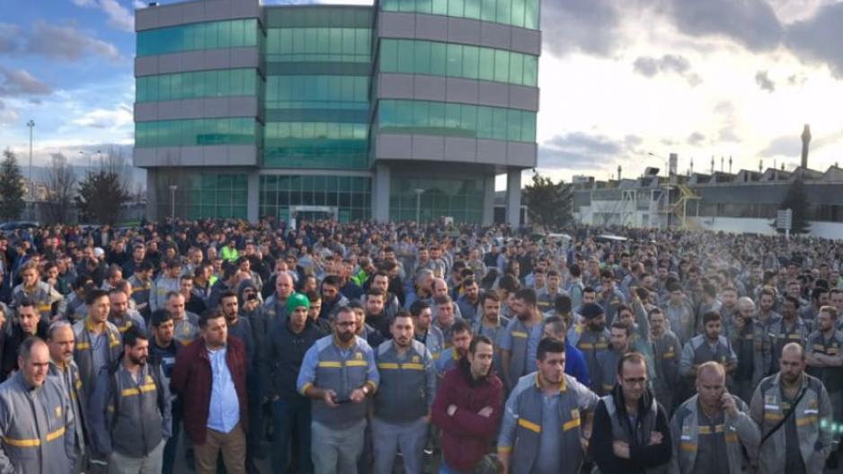 Bursa OYAK Renault'tan bir işçi