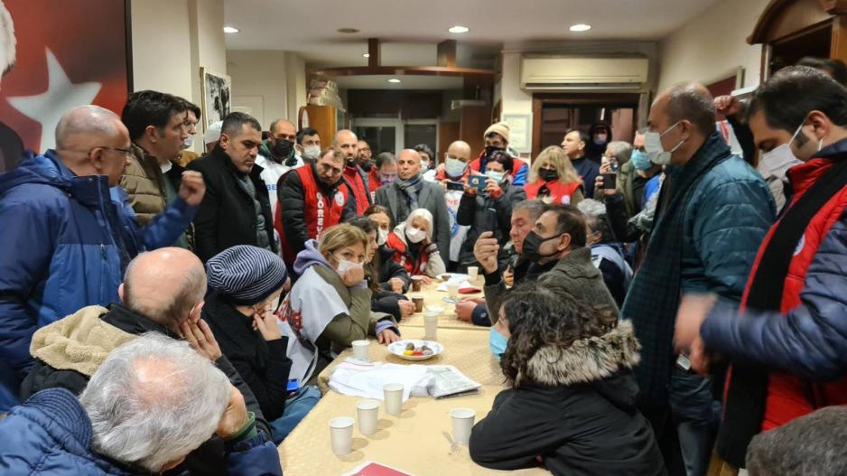 Bakırköy Belediyesi işçileri CHP ilçe binasını işgal etti