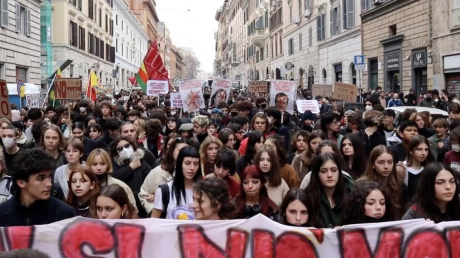 İtalya’da liseliler ayakta!