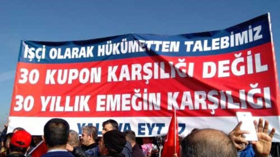 Seçim yaklaştıkça iktidarın Emeklilikte Yaşa Takılanlar için çözüm vaadi bir kez daha gündeme geldi. Daha önce pek çok miting ve eylem yapan EYT’liler sosyal medyada #5MilyonEYTliyiz diyerek taleplerini yükseltiyor. Çalışma ve Sosyal Güvenlik Bakanı Vedat Bilgin sorunun çözümü için farklı alternatiflerin masada olduğunu ve en uygun olanının devreye alınacağını söyledi ve 2022 yılı sonuna işaret etti. AKP iktidarı sermayeye uygun formül arıyor Vedat Bilgin’in “en uygun” dediği formülün genelde işçi sınıf