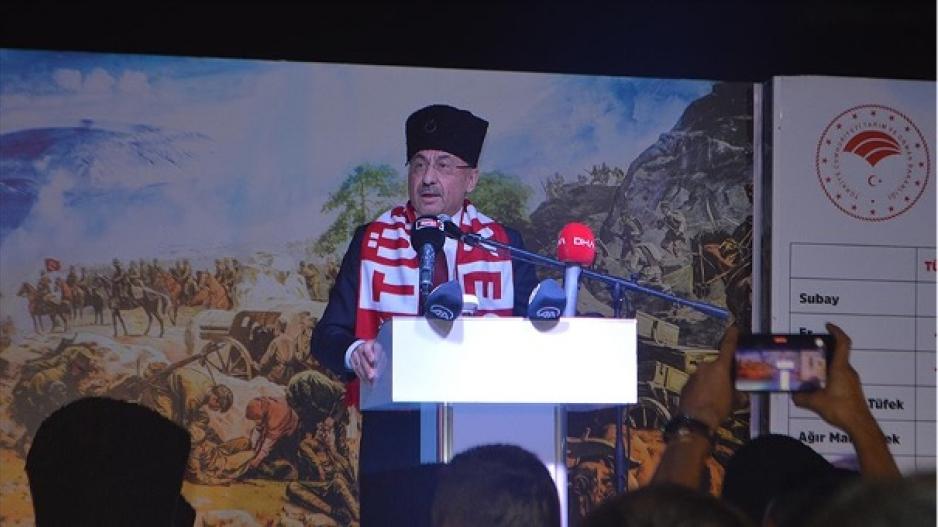 Cumhurbaşkanı Yardımcısı olarak tayin edilmiş olan Fuat Oktay başında fes ile kalpak karışımı bir serpuş, boynunda millî takımın taraftar atkısı ile yaptığı konuşmada “Çanakkale geçilmez, Kocatepe aşılmaz” demiş. Cumhurbaşkanı Yardımcısı olarak tayin edilmiş olan Fuat Oktay başında fes ile kalpak karışımı bir serpuş, boynunda millî takımın taraftar atkısı ile yaptığı konuşmada “Çanakkale geçilmez, Kocatepe aşılmaz” demiş.