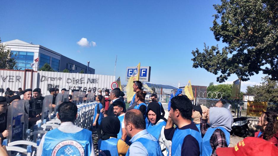 ETF Tekstil işçilerinin hak gaspına karşı mücadelesi iki buçuk ayı geçti. ETF Tekstil patronu Sanem Dikmen 31 Temmuz’da fabrikayı kapatma kararı almış ve işçilere kıdem, ihbar tazminatlarının ve sözleşmeden doğan yan haklarının yüzde kırkını vereceğini söylemişti. Bunun üzerine haklarının tamamını almak için fabrikaya kapanan ETF Tekstil işçileri fabrika kapanma zamanı gelene kadar fabrika içinde mücadele ettiler. ETF işçileri fabrika kapandıktan sonra da kapı önünde mücadelelerine devam ettiler. ETF Tekst