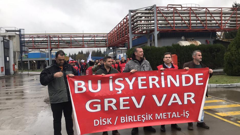 Bekaert grevinin yaktığı çoban ateşini harlanmalı! İşçi sınıfı masaya yumruğunu vurmalı! Bekaert grevinin yaktığı çoban ateşini harlanmalı! İşçi sınıfı masaya yumruğunu vurmalı!