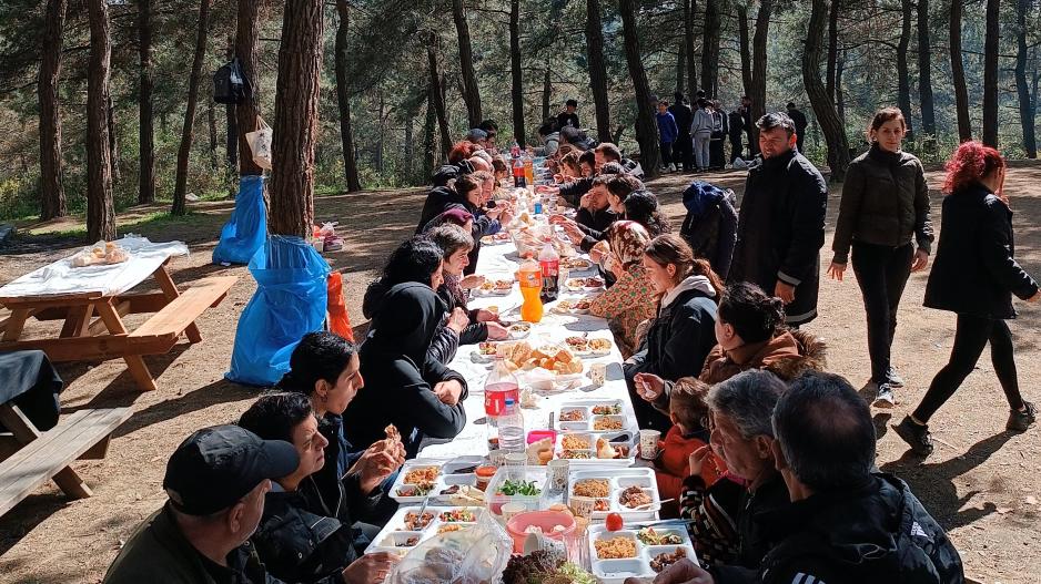 Dostların arasında güneşin sofrasında 1 Mayıs pikniğinde!