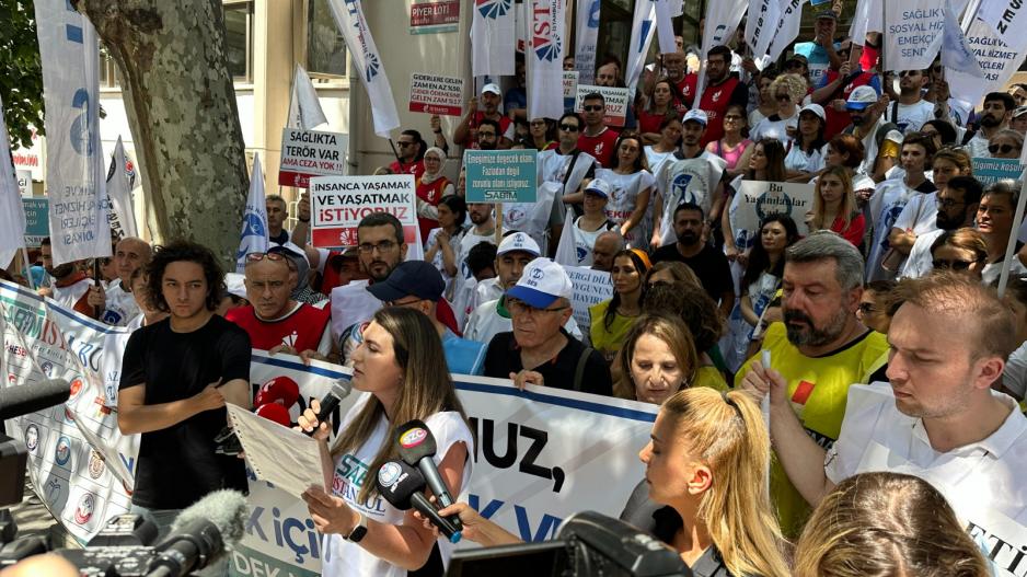 Sağlık emekçileri toplu sözleşme görüşmelerinde haklarını alabilmek için iş bıraktı