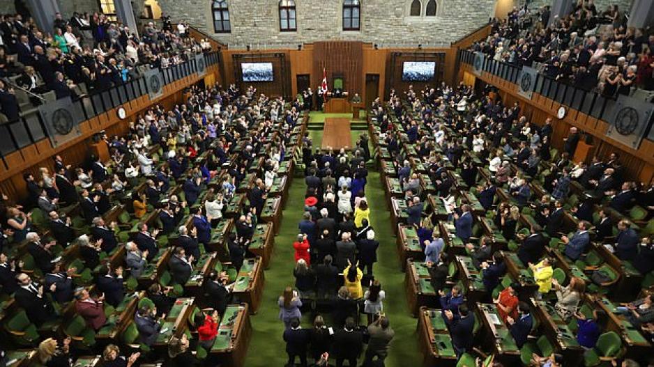 NATO’culardan Nazilere alkış: O çok “ilerici” görünen Trudeau’nun Kanadası’nda bütün meclis bugünün de dünün de Nazi artıklarını ayakta alkışladı!