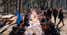 Dostların arasında güneşin sofrasında 1 Mayıs pikniğinde! 