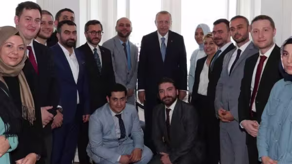 maklubeyekasiksallamaklasuclananpelikancilaragustosayindaerdoganimeshuryalidaagirlamislardi.jpg