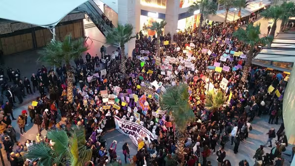 8_mart_izmir_1.jpg