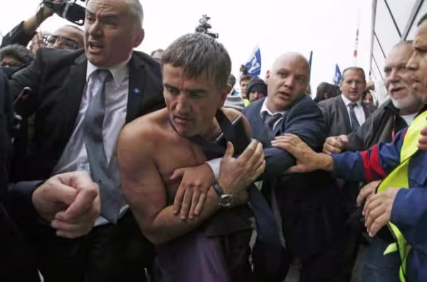 airfrance_ciplak_ve_kravatli.jpg