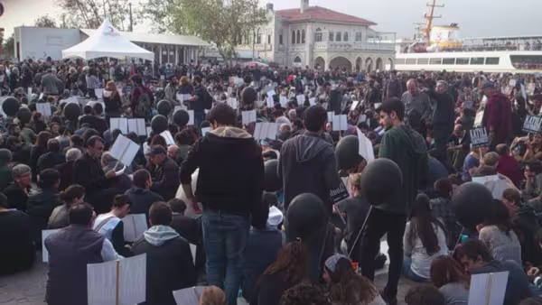 kadikoy_oturma_eylemi.jpg