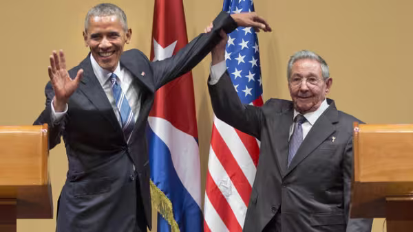 obama-ve-raul.jpg