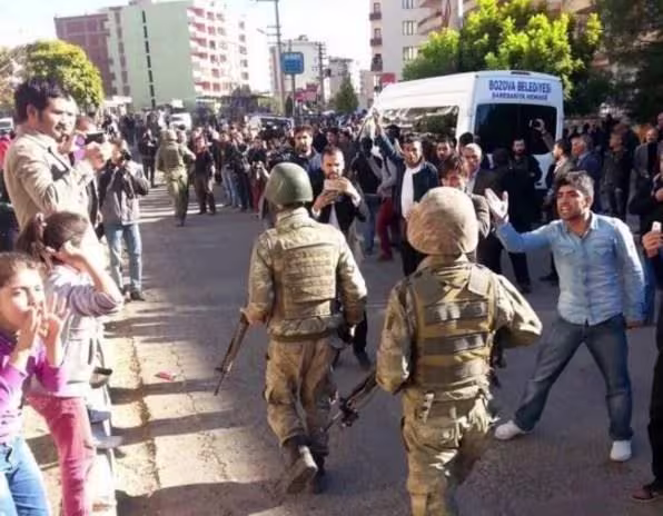 silvanda-askerler-yuhalandi-ilcede-askerlerin-cekilisi-sirasinda-protesto-gosterisie07503eea470b70ee29f.jpg